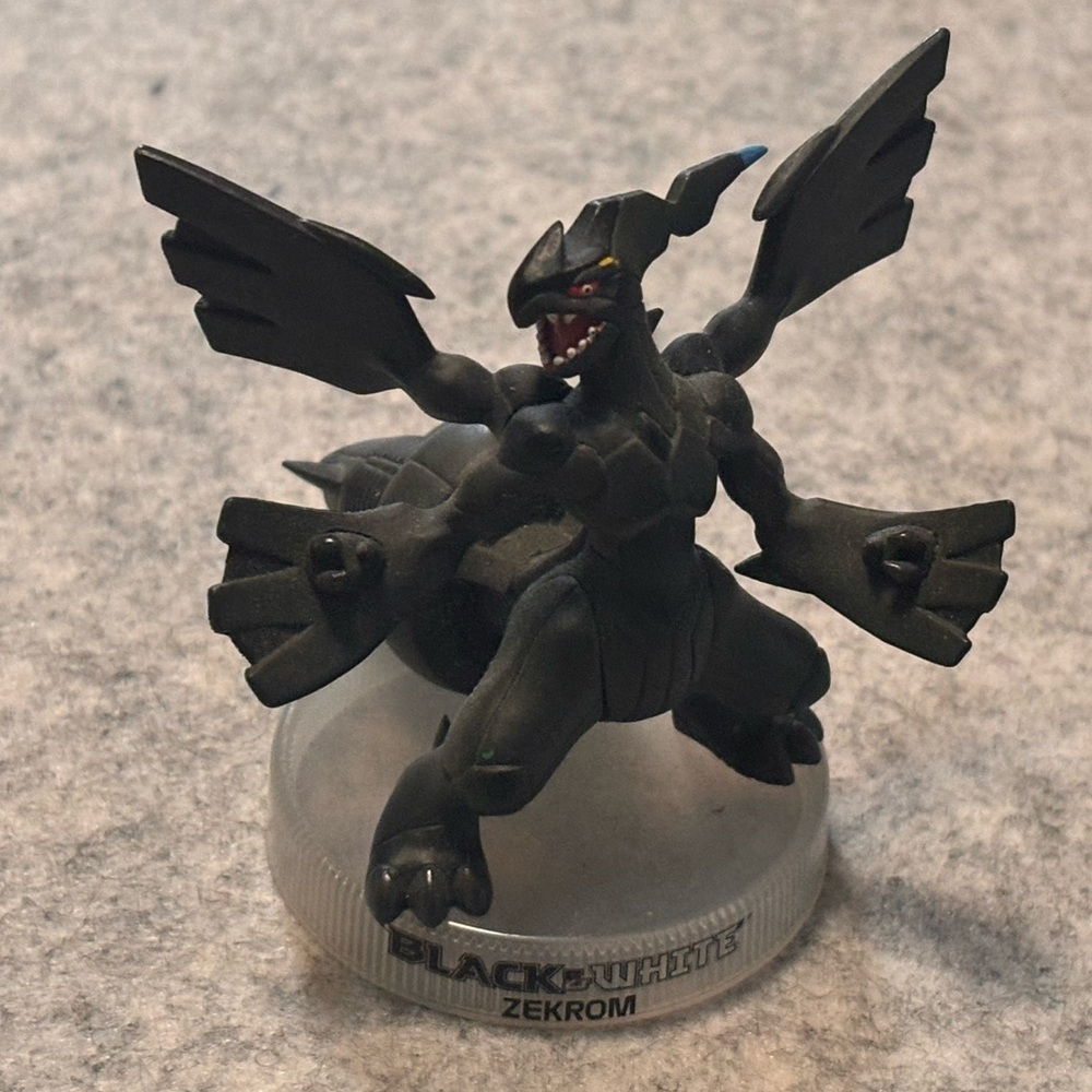 Zekrom 2.5" Mini Figure 2011 Nintendo Pokemon Black & White Toy With Base